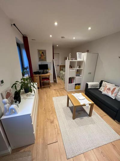 Ground Floor Studio Flat with Private Entrance Main Photo