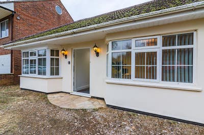 Lovely Bedroom Available in a Bungalow House Main Photo