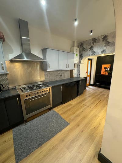 Spacious 2 bed 2 bath flat in Southsea Main Photo