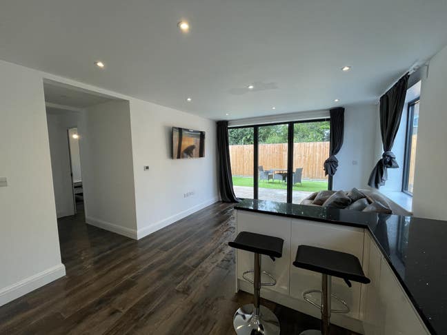 Luxury Double Room  in  Garden Flat Croydon  Main Photo