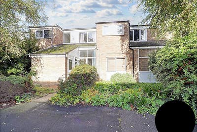 Modern Room in Quiet City Centre Flat Main Photo