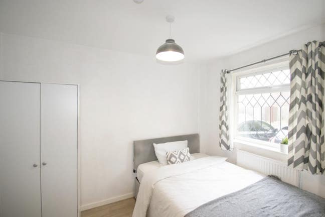Stunning House! 5mins Walk to Elizabeth Line Main Photo