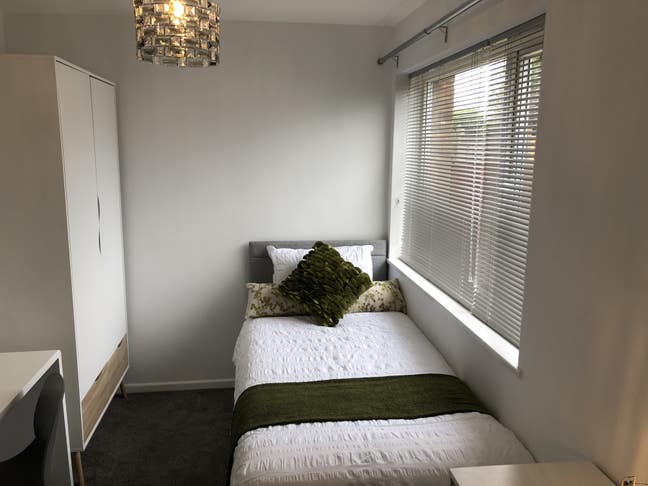 Airport Entrance Room (Chertsey Close) Main Photo