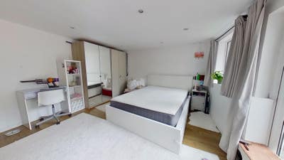 Large ensuite room with private garden Main Photo