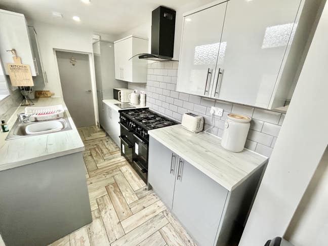 5 Min Walk to Train St 15 Mins Walk to Town Centre Main Photo