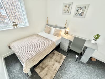 5 Min Walk to Train St 15 Mins Walk to Town Centre Main Photo