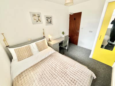 5 Min Walk to Train St 15 Mins Walk to Town Centre Main Photo