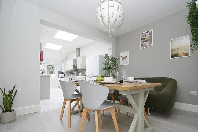 Modern Ensuite in friendly house Main Photo