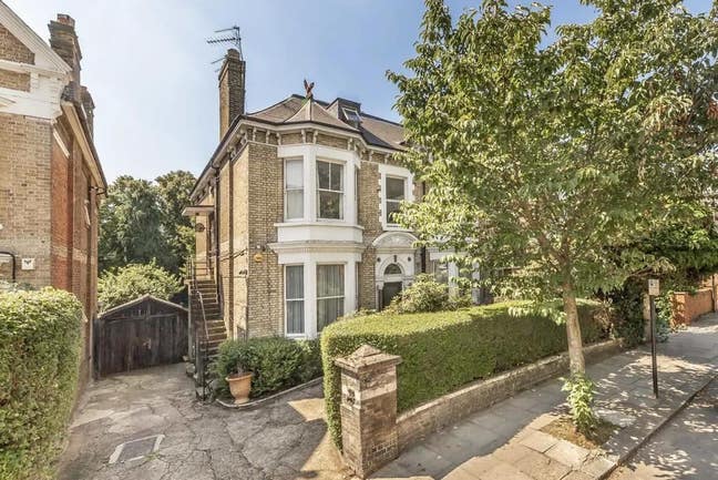 Large 3 Bedroom Flat - 1 room left Main Photo