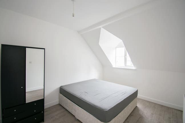 HUGE Living Room + KING Bed | 2min walk to tube Main Photo