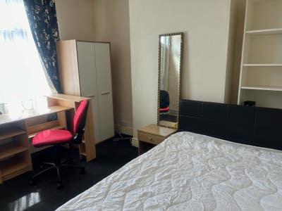 Stylish bedrooms close to universities and town Main Photo