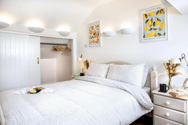 Super double bedroom and attached private lounge Main Photo