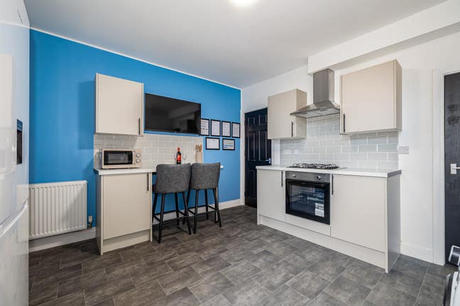 "Spacious Ensuite Room on Camphill Road in CV10" Main Photo
