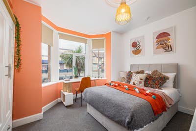 "Spacious Ensuite Room on Camphill Road in CV10" Main Photo