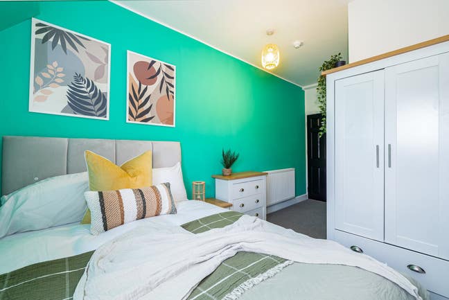 "Spacious Ensuite Room on Camphill Road in CV10" Main Photo