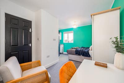 "Spacious Ensuite Room on Camphill Road in CV10" Main Photo