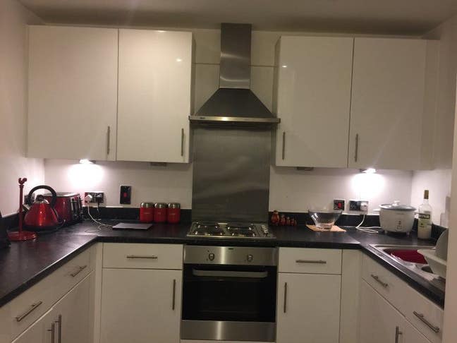 Amazing large room available for rent Main Photo