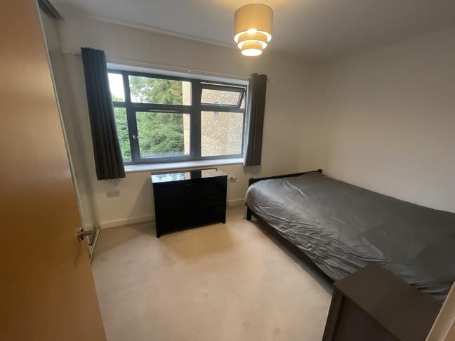 Lovely double bedroom located in a top floor flat Main Photo