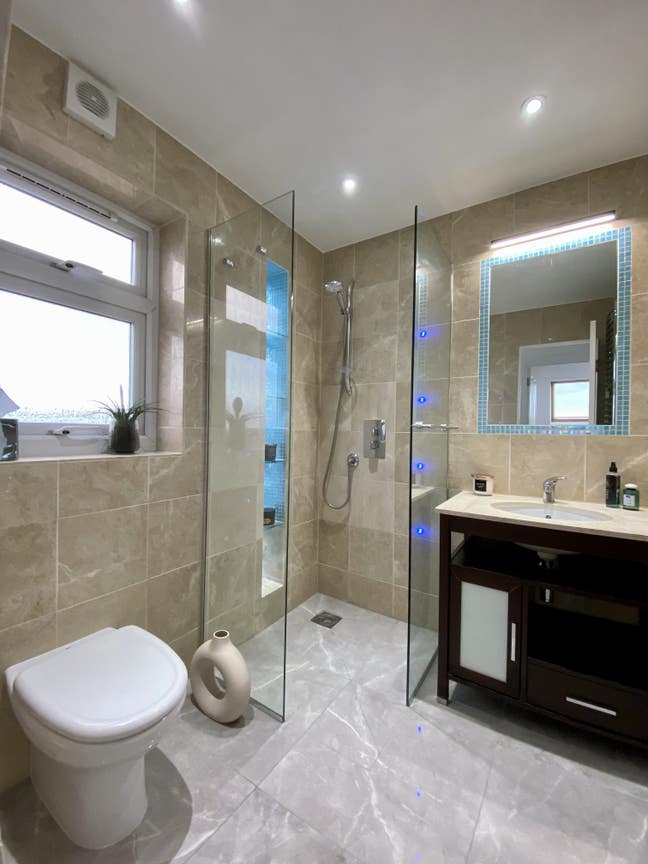 Modern self contained studio with separate kitchen Main Photo