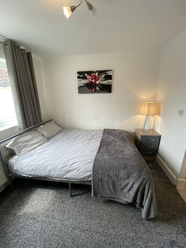 Modern en-suite room close to QE hospital  Main Photo