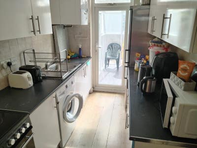 Large Double Room in Streatham Common Main Photo