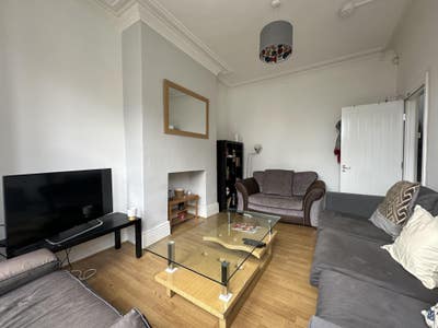 Room to rent in Shared professional house Main Photo