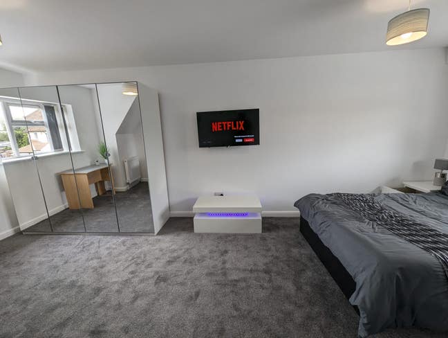 Super nice very large room with ensuite EV Charger Main Photo