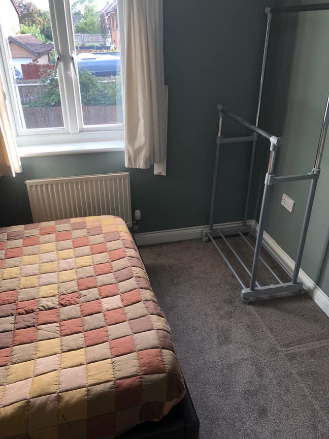 Double bedroom with parking, garden nr GCHQ Main Photo