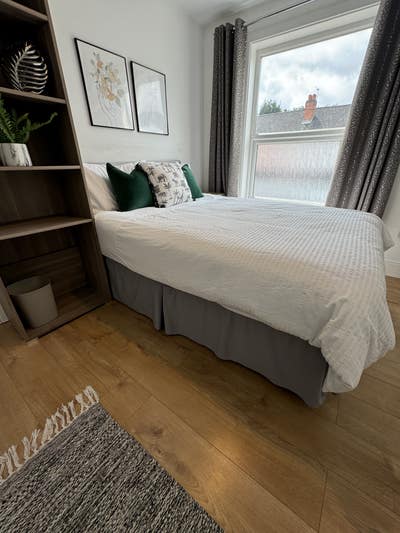New Professional Houseshare Main Photo