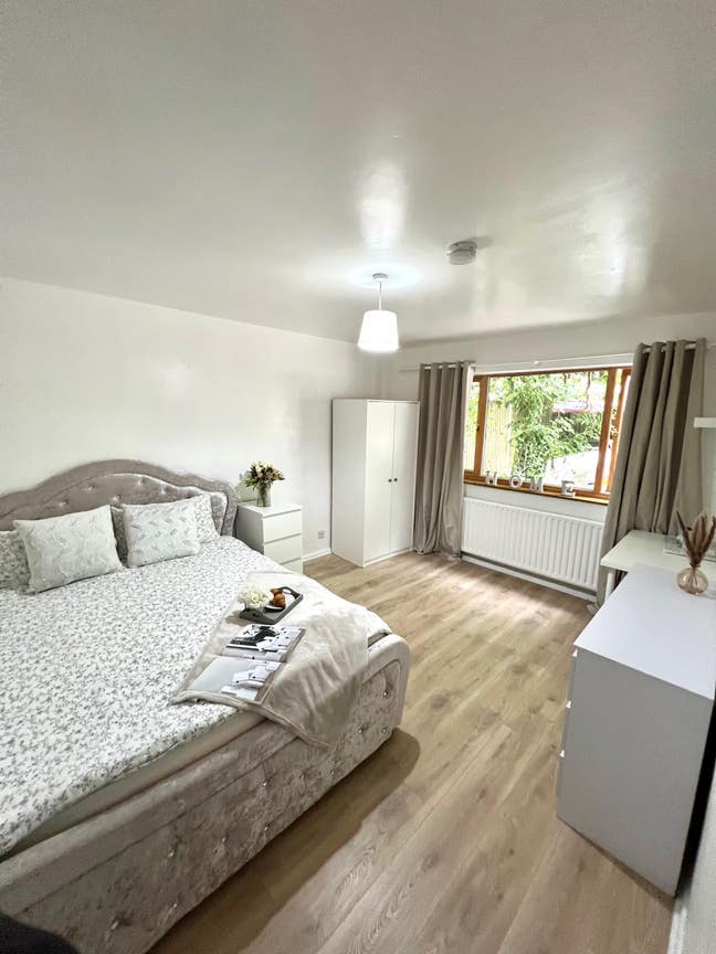 Freshly Renovated En suite Room in Telford Centre  Main Photo
