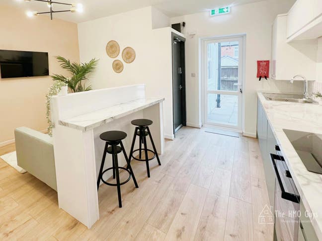 💸 All-Inclusive Room – Prime Location Main Photo