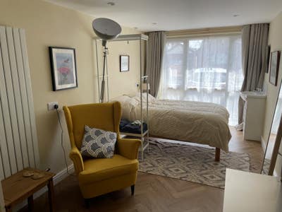 Studio Room Available for Professionals Main Photo