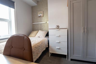 Single room close to center and college, parking Main Photo