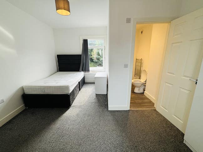 Ensuite Room in Great Location Available Now Main Photo