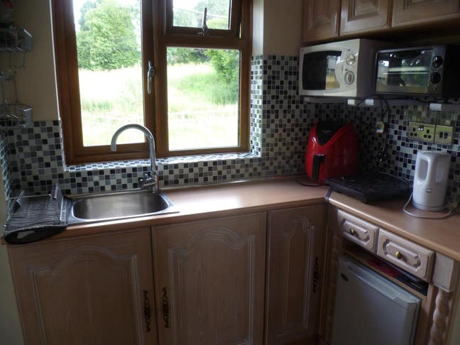 MON-FRI  double room with private kitchen & shower Main Photo