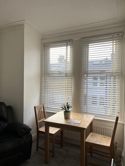 Superb FF 1 bedroom selfcontained near 2 Stations  Main Photo