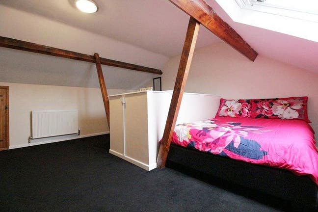 Grab Comfort : Bright Double Room Available    Main Photo