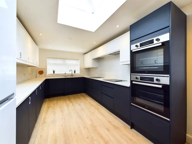 Beautiful Modern En Suite Room Available  Main Photo