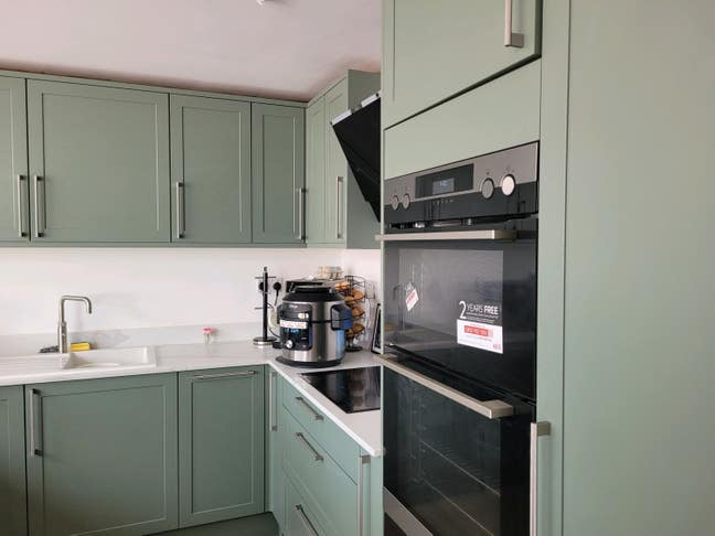 Double Room in family home available for short ter Main Photo