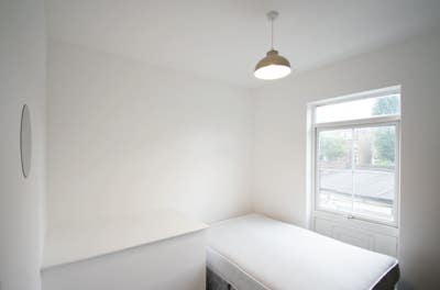 Amazing Location & Great Value | 4Mins to Tube Main Photo