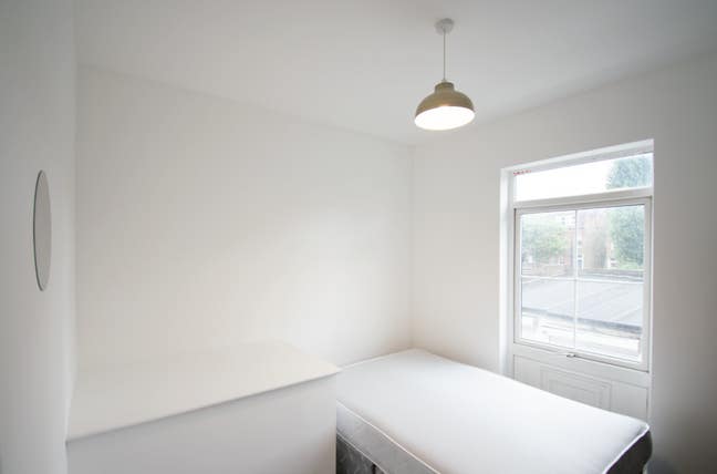 Bright Refurbished Great Value Room | 2Min to Tube Main Photo