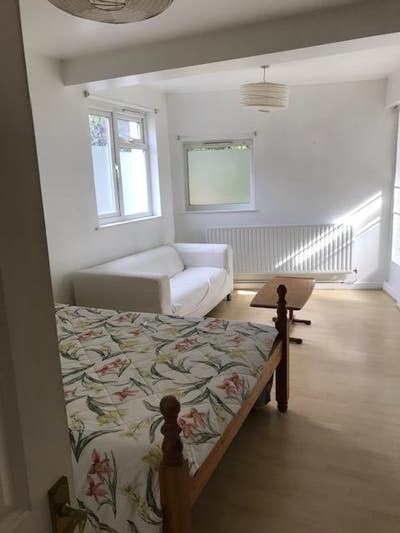 Huge Room  in  St Margaret's  with Wfh Spac Main Photo