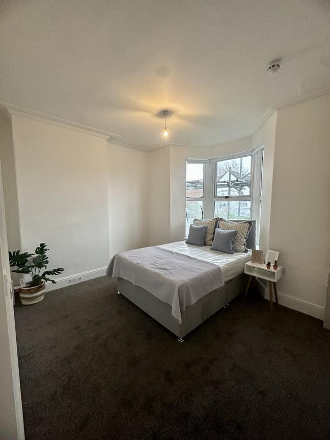 En-suites rooms house share available now Main Photo