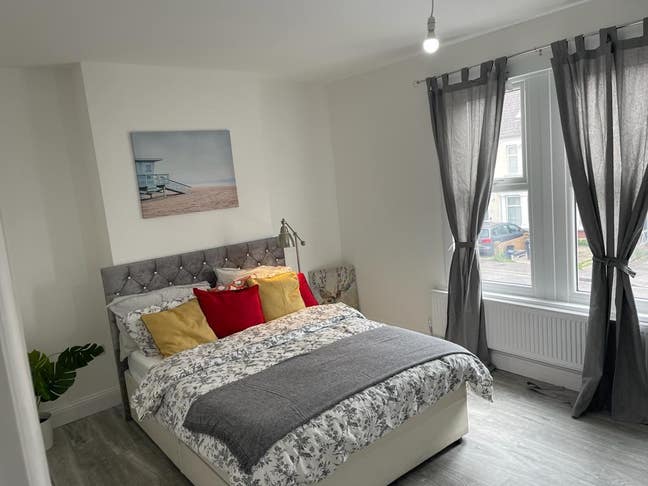 Large Room To Let Near Ilford Station Main Photo