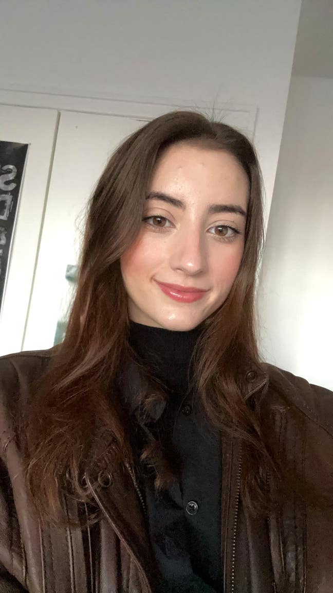  Female seeks a double room Main Photo