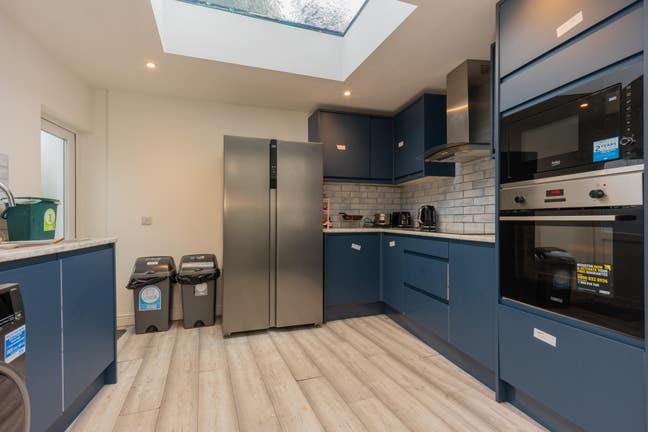 Room in a large, newly refurbished shared house Main Photo