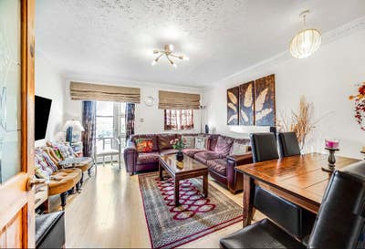 Short & Long Let | 2 bedroom House | 2 min Tube  Main Photo