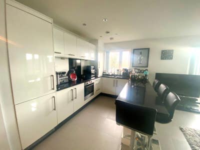 Spacious Double Room - Fully Furnished Main Photo