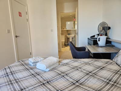 Stylish Top Floor En-Suite Double Room – Barking Main Photo