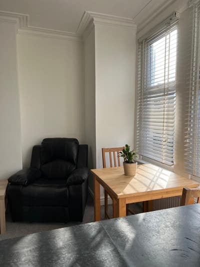 Superb FF 1 bed selfcontainned 5 mins from train  Main Photo